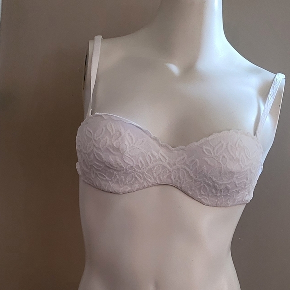 Bali Other - Bali Sample NWOT style 7482 34 A wire lace white